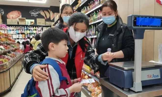 Con uống trộm nước trong siêu thị bị nhân viên buộc tội, bố đáp "Ông phải xin lỗi con tôi"