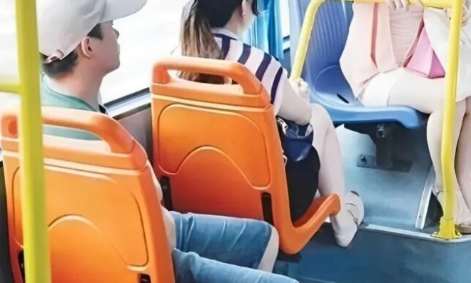 Gái đẹp bị bà cô mắng vì không nhường ghế trên xe buýt, đứa trẻ ở cạnh hỏi đúng 1 câu, bà tái mặt xuống xe