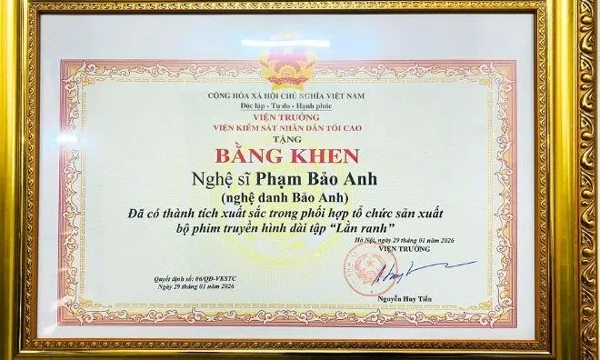 Nam diễn viên phim VTV bị nhầm là công an thật: Được Viện kiểm sát tặng bằng khen, lấy vợ đẹp kém 11 tuổi