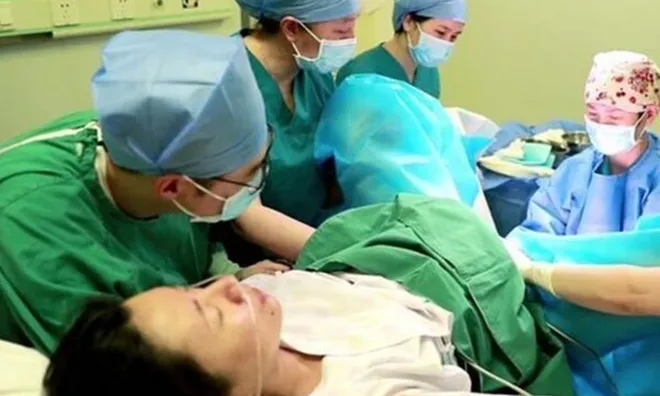 Sản phụ sinh đôi một trai một gái, bác sĩ đang khâu vết mổ thì điếng người phát hiện thêm một thai nhi chuyển động