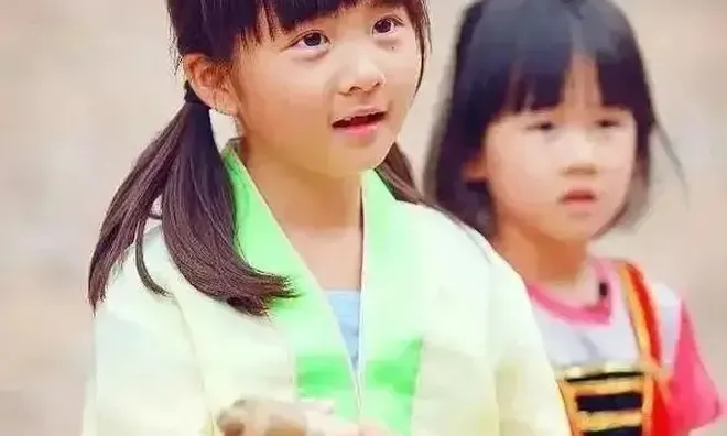 Cuộc sống của 2 hot girl nhí "Bố ơi! Mình đi đâu thế?": Người liên tục vướng thị phi, người 15 tuổi đã có Roll-Royce