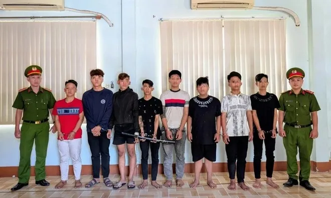 Khởi tố băng nhóm 8 thiếu niên mang dao truy đuổi 2 km, cướp tài sản trong đêm