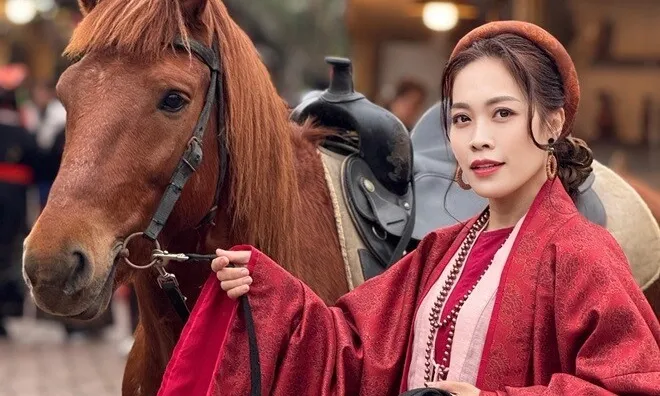 Căn nhà ngập đầy sắc xuân của BTV VTV là con gái của nữ NSND nổi tiếng, còn trưng loại hoa quý hiếm