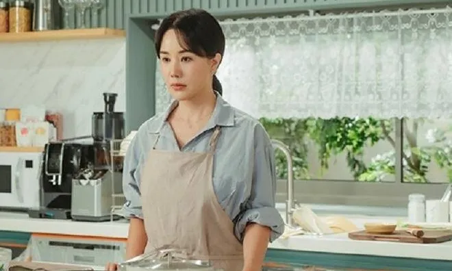 Mẹ chồng đến ăn Tết nhưng 1 tuần đã đòi về, trước khi đi bà lén nhét phong bì dưới ga giường, mở ra tôi bật khóc