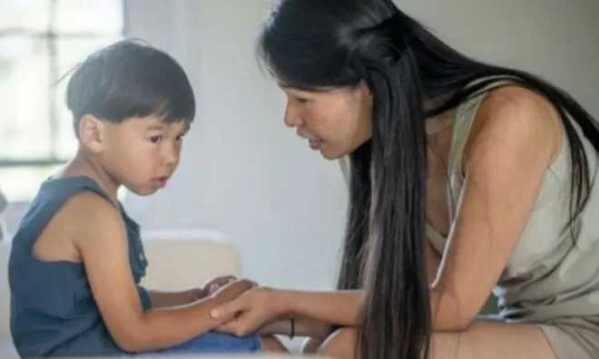Vợ cũ đến thăm con, thấy em mặc ngược chiếc áo để lộ bí mật cơ thể, tôi quỳ xin tái hôn