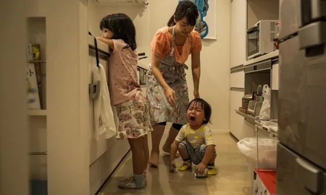 Hết Tết vẫn không thấy con dâu đưa các cháu ra khỏi nhà, bố chồng trách không biết điều và cái kết khó xử