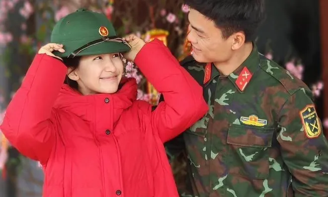 Bé Bo nói cảm nhận về bạn trai Hòa Minzy: "Con thấy bố Cương yêu con nhất, muốn nắm tay bố đợi mẹ vào lễ đường"