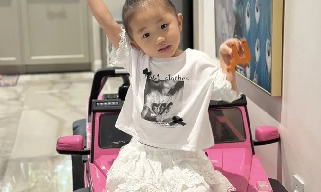 16 tháng tuổi nói tiếng Anh vanh vách, con gái MC nổi tiếng VTV giờ 3 tuổi chuẩn tiểu thư giỏi giang