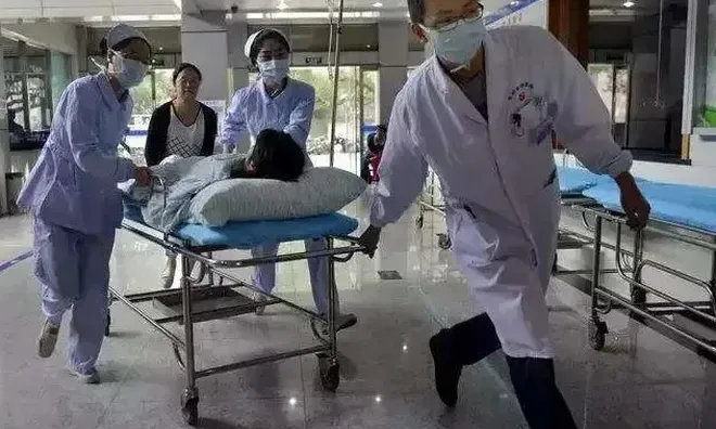 Mẹ bầu một mình đi đẻ, mở lòng bàn tay, thứ rơi ra khiến bác sĩ nghẹn ngào