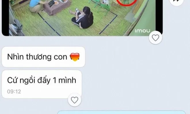 Camera giám sát ghi cảnh con đi mẫu giáo ngồi 1 mình, bố nhắn cho mẹ nói xót con thì bị chỉ ra "sự thật phũ phàng"