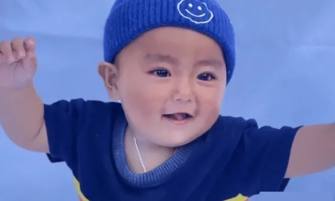 Bố mẹ da trắng nhưng con chào đời da đen khiến cả nhà nghi ngờ, 1 năm sau sự thật được tiết lộ