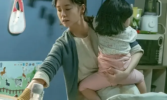 Chồng cũ ôm con tới xin tái hôn sau 3 năm ly hôn, tôi hỏi một câu khiến anh im bặt