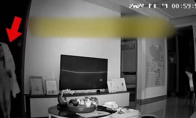 1 giờ sáng con gái 6 tuổi trùm khăn lén lút ở phòng khách, bố mẹ xem camera vô cùng tự trách