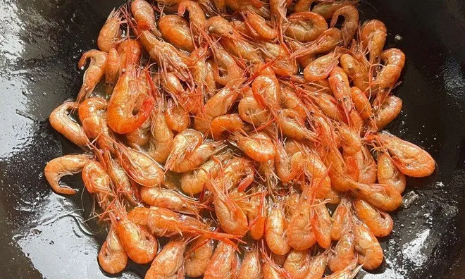 Không ngờ rang tôm chỉ cần nhúm gia vị đơn giản này đã lên màu đỏ đẹp, giòn ngon không bị ướt