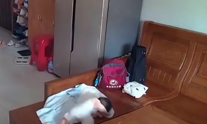 Nghỉ hè mẹ gửi con sơ sinh về quê cho bà nội chăm, nào ngờ xem camera ở nhà liền không thể bình tĩnh