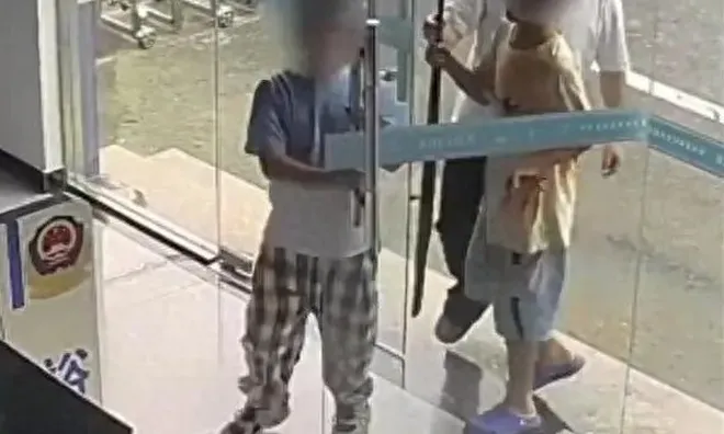 “Khối nghỉ hè” đến đồn cảnh sát khiến ai cũng căng thẳng, cả căn phòng vỡ òa khi hai đứa trẻ lên tiếng