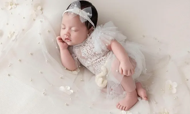 Con gái Hoa hậu Đặng Thu Thảo và chồng đại gia giờ xinh như thiên thần, đi mua sắm không cần nhìn giá