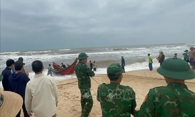 Kịp thời cứu hộ thuyền đánh cá và 3 ngư dân gặp nạn trên biển