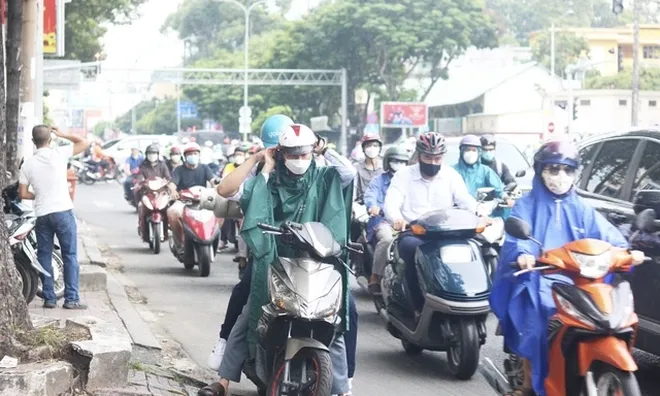 "Dừng xe mặc áo mưa bị phạt 14 triệu đồng" chỉ trong những trường hợp này, cần hiểu cho đúng và đủ