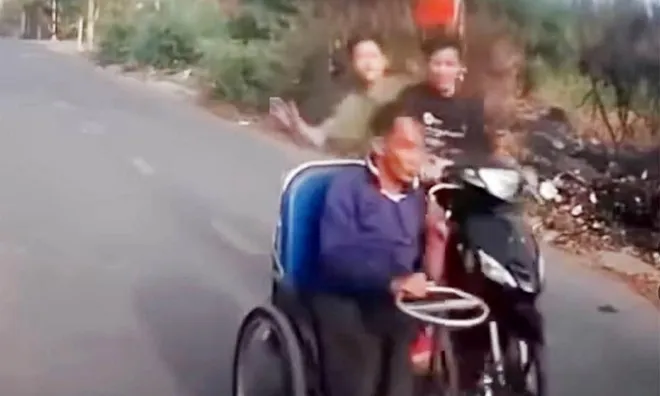 Hai thanh niên đi xe máy đánh vào đầu người đàn ông ngồi xe lăn đối diện hình phạt nào?