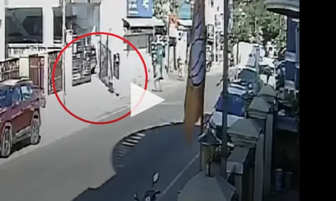 Clip: Thương tâm cảnh bé 7 tuổi tử vong trước mặt cha vì bị cánh cổng đổ đè lên người
