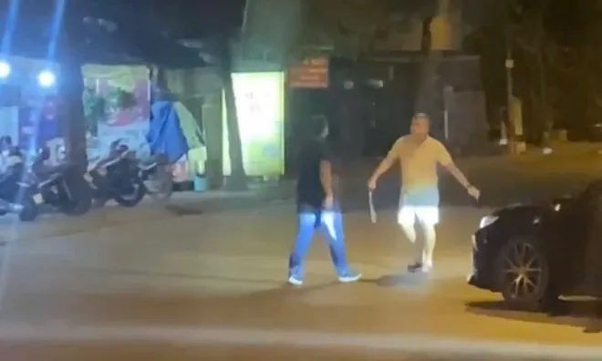 Clip: Khiếp vía cảnh hai tài xế ô tô 7 chỗ cầm dao, kiếm đứng giữa đường "nghênh chiến" ở TP Thủ Đức