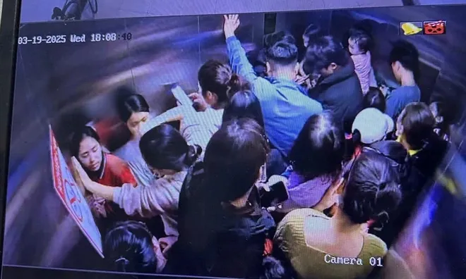 Clip: Hàng chục người "phát ngốt" khi mắc kẹt trong thang máy cả tiếng đồng hồ và ám ảnh kinh hoàng leo bộ cả chục tầng