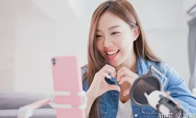 Cô gái "nướng" 7 tỷ đồng vào mua sắm trên livestream như ma nhập, mất kiểm soát vì tâm lý "chiến đấu" thường trực