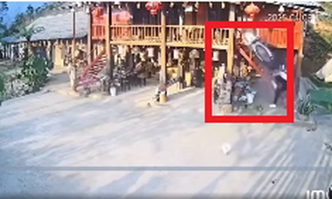 Clip: Đôi nam nữ đi xe máy "xé gió" đâm thẳng vào nhà sàn ở Tà Xùa, cô gái lộn tùng phèo trượt xuống cầu thang gây ám ảnh