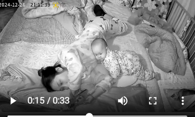 Em bé đang ngủ liền tỉnh giấc và có hành động lạ, mẹ nhìn thấy thì vỡ òa