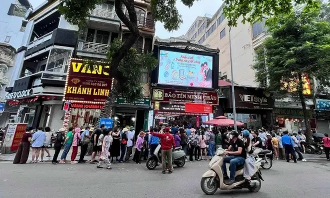 Giá vàng bật tăng 121 triệu đồng/ lượng