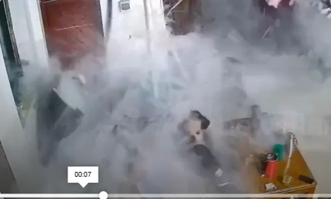 Clip: Bồn nước phát nổ, ba người đàn ông hốt hoảng chạy thoát thân