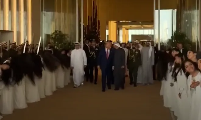 Clip: Màn "múa tóc" chào đón ông Trump gây sốt tại UAE có gì đặc biệt?