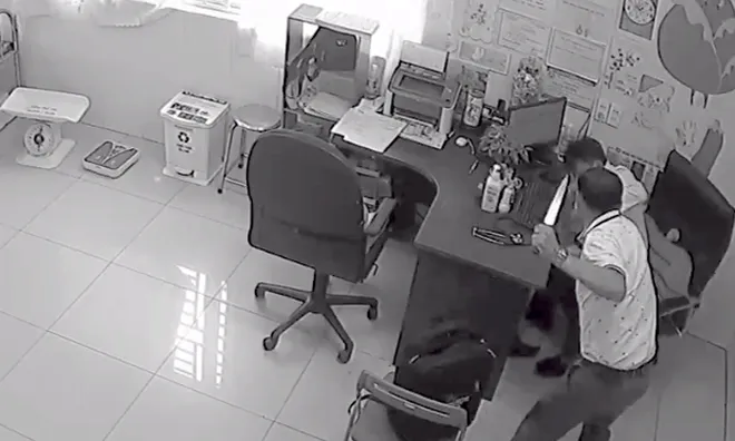 Chân dung nghi phạm dùng dao đâm đồng nghiệp tại phòng khám vừa bị tạm giữ hình sự
