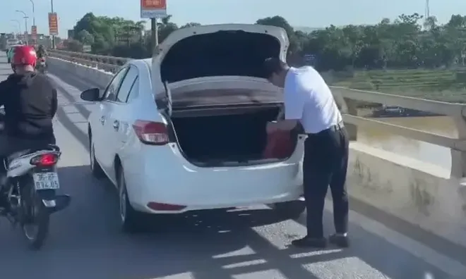 Clip: Xác minh tài xế Toyota Vios màu trắng dừng xe trên cầu, vứt đồ xuống sông