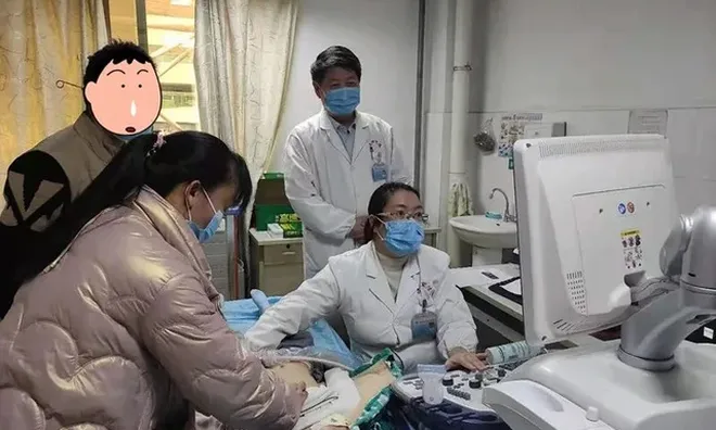 Bé gái 6 tuổi đau bụng dữ dội đều đặn vào 1 ngày duy nhất trong tuần, cha mẹ chết lặng khi nghe chẩn đoán từ bác sĩ