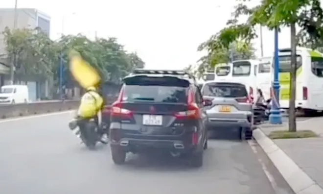 Tài xế ô tô mở cửa gây tai nạn còn đòi bồi thường 3 triệu đồng: Cái giá của "ngông cuồng" là bao nhiêu?