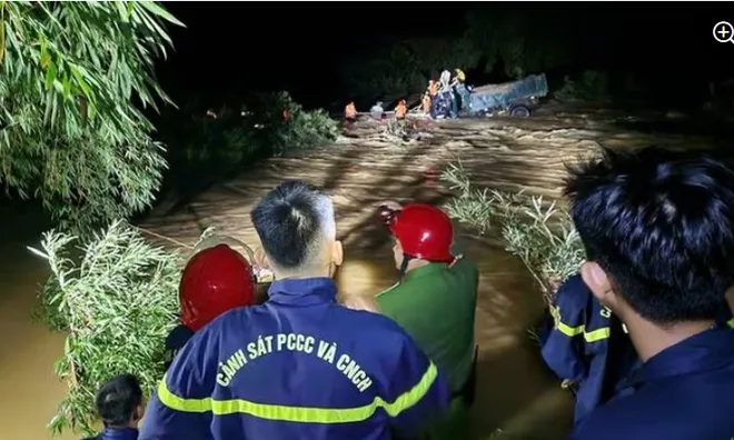Clip: 1 người lớn, 3 trẻ em mắc kẹt trên ô tô giữa dòng nước xiết