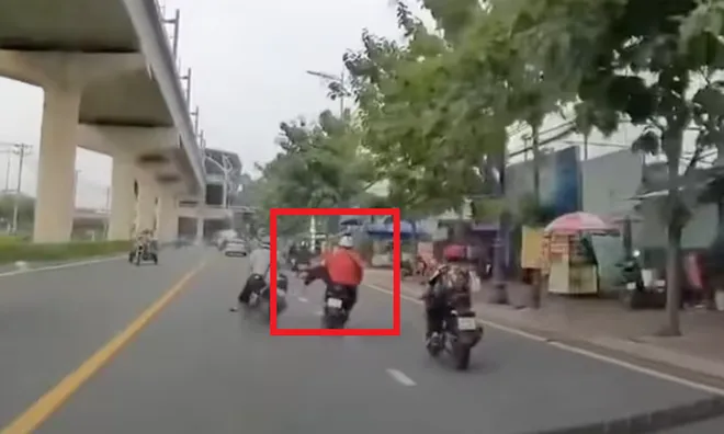 Clip: Công an xác minh danh tính thanh niên áo cam lách xe máy đạp xe đi bên cạnh ngã sấp mặt giữa đường cực nguy hiểm
