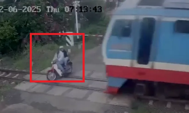 Clip: Ám ảnh khoảnh khắc cuối cùng của hai người đi xe máy băng qua đường sắt bị tàu SE7 tông trực diện