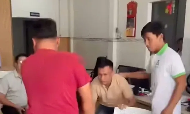 Clip: Cảnh sát cầm súng ập vào phòng công chứng, cảnh tượng bên trong khiến tất cả ngỡ ngàng