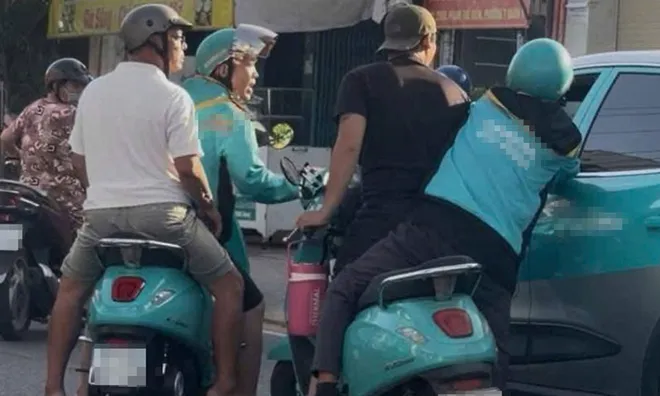 Truy tìm nhóm người đánh tài xế taxi công nghệ túi bụi giữa phố