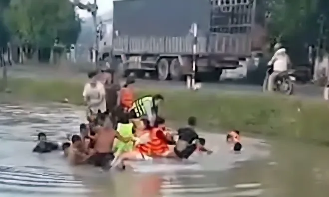 13 người rơi xuống mương nước và cảnh giải cứu nghẹt thở như phim