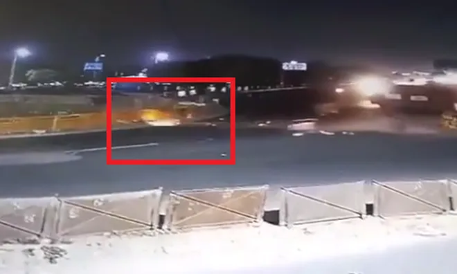 Clip: Đôi nam nữ tử vong thương tâm khi xe máy Ducati đâm xuyên lan can lao xuống đường hầm sâu, chi tiết bất thường tại hiện trường