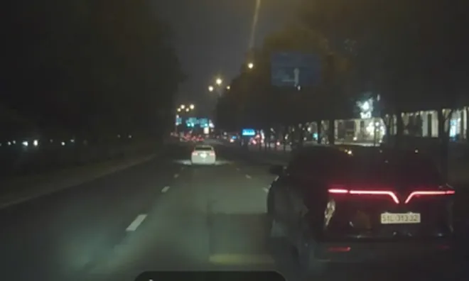 Clip:  Ô tô “tạt đầu” xe khác như diễn xiếc trên đại lộ Mai Chí Thọ