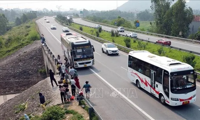 Đón khách trên đường cao tốc, tài xế xe khách đối mặt với mức phạt từ 10 - 12 triệu đồng