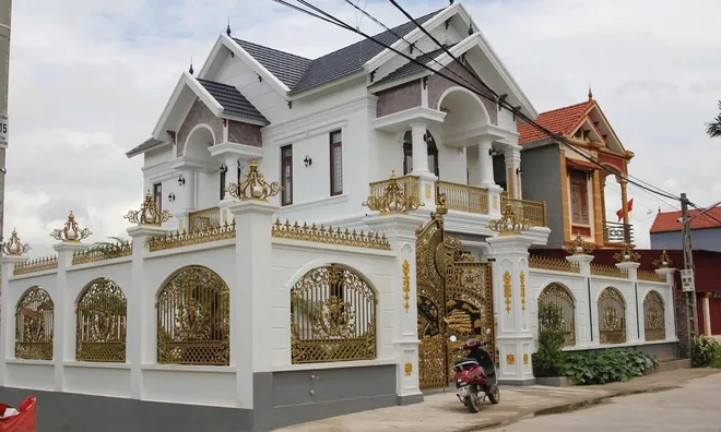 Clip: Cận cảnh căn biệt thự phô trương vẻ lắm tiền nhiều của ở Bắc Ninh gây chú ý