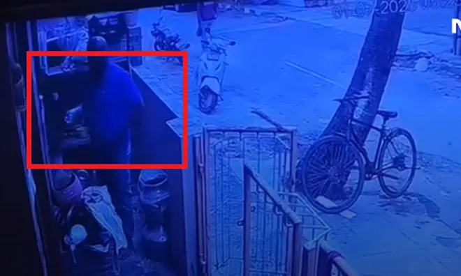 Clip: Người đàn ông đổ xăng, đốt lửa nhà họ hàng chỉ vì những điều