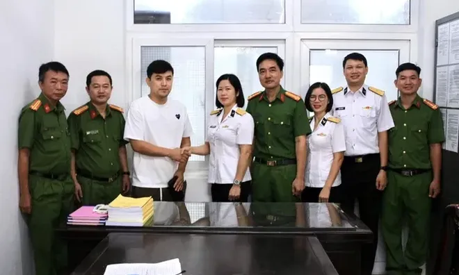 Nữ sĩ quan Học viện Hải quân trao trả hơn 80 triệu đồng cho người nước ngoài