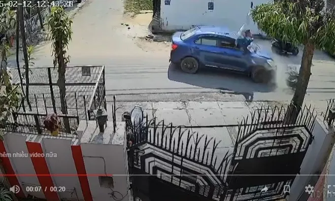 Video: Xe máy lao nhanh đâm trực diện ô tô, nam thanh niên bị hất văng lên không trung